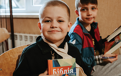 Ukrainian children holding Scriptures for children